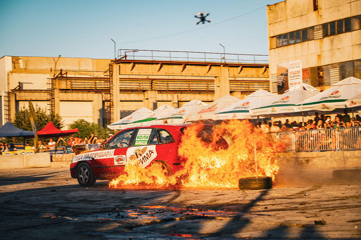 Най-лудото шоу на авто гладиатори прави 10 години със зрелищни гледки и трибюти на Metallica, Megadeth и Lady Gaga